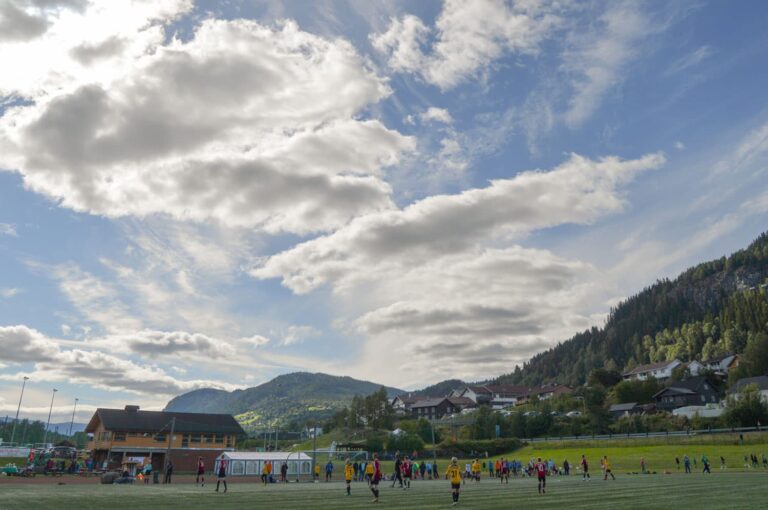 Fotballkamp under blå himmel